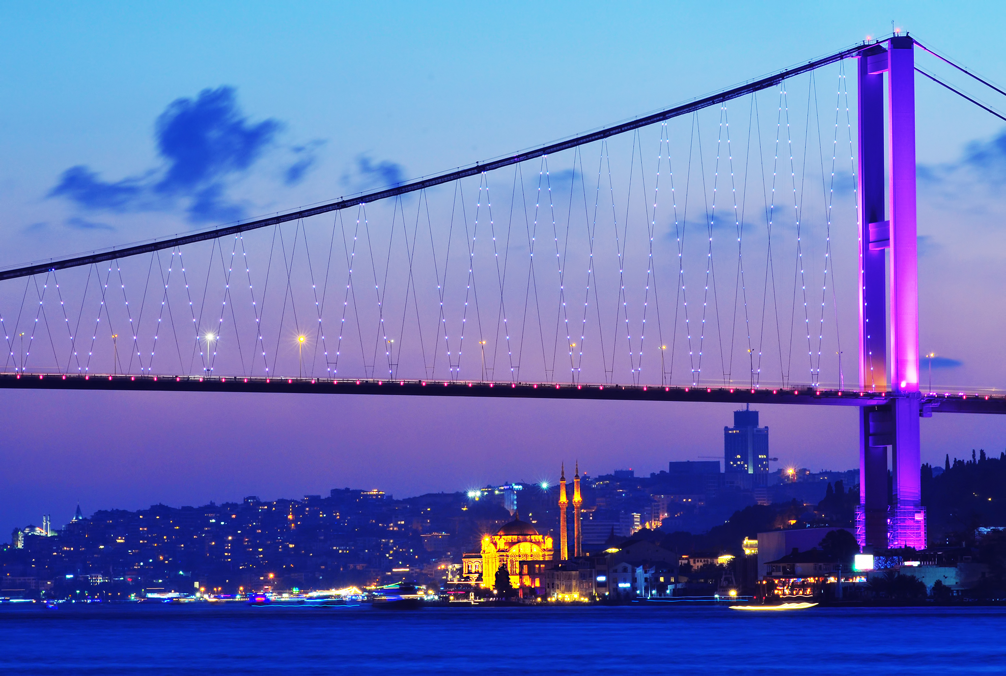 Orta bir köy var uzakta